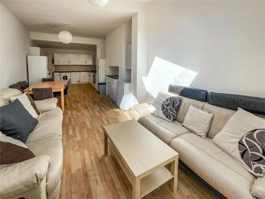 5 bedroom semi-detached house for rent