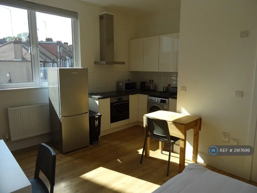 1 bedroom house share for rent