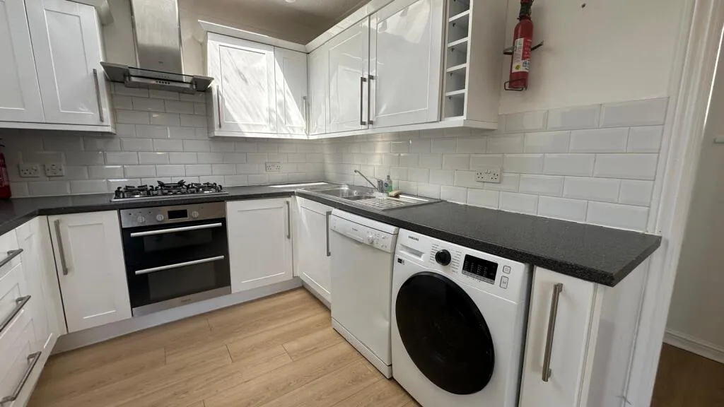 3 bedroom end of terrace house for rent
