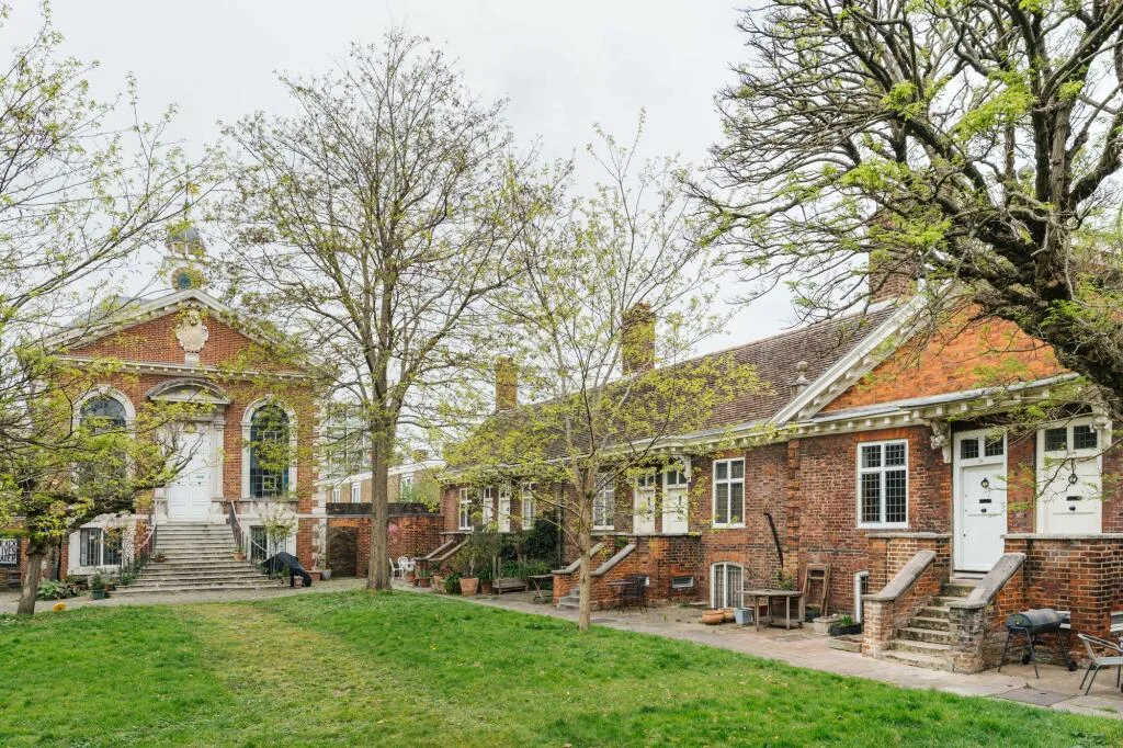 2 bedroom mews property for rent