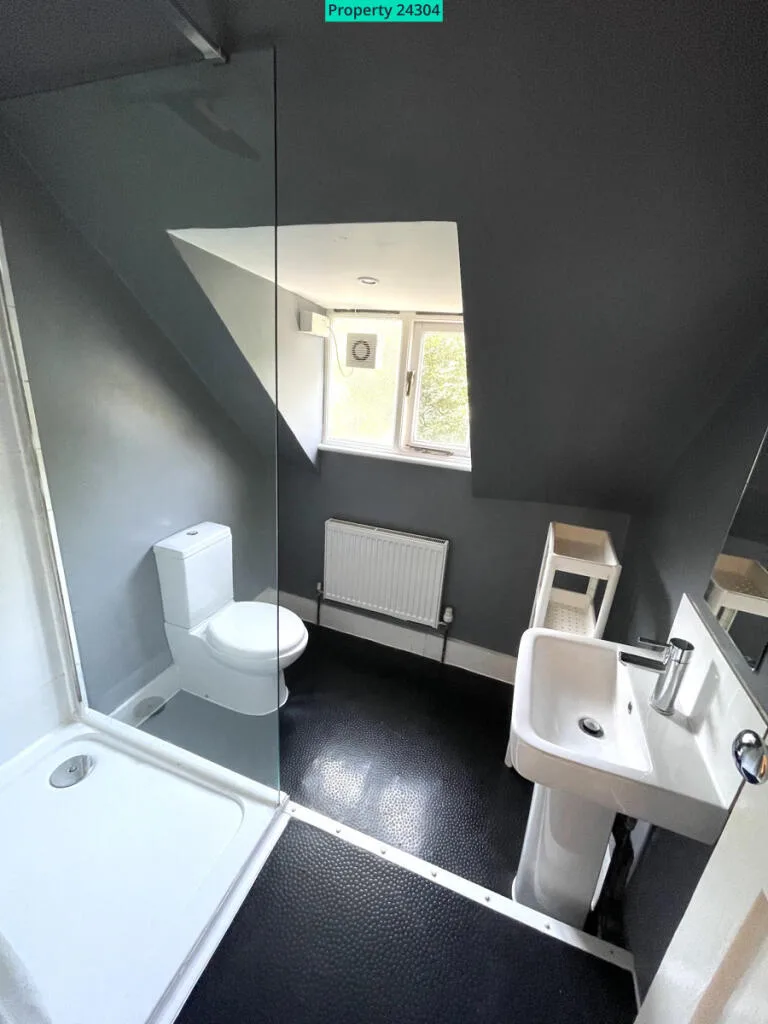 5 bedroom semi-detached house for rent
