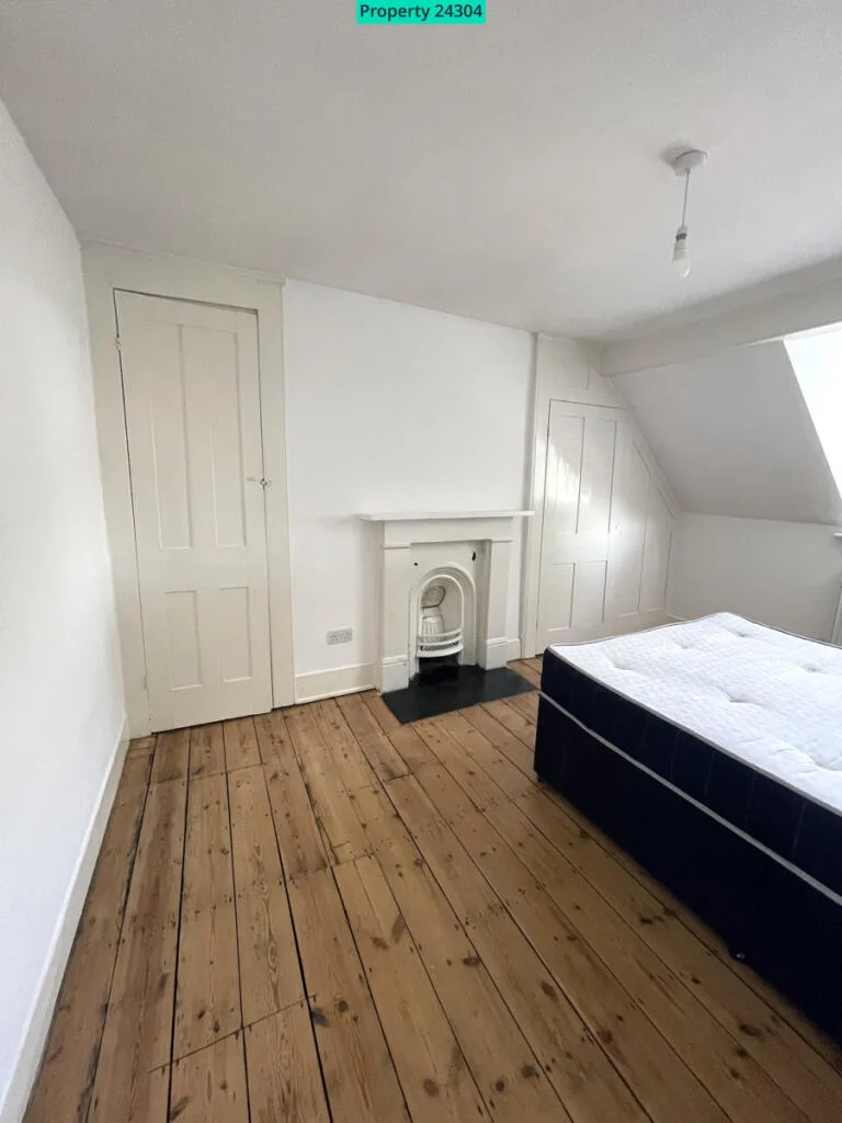 5 bedroom semi-detached house for rent