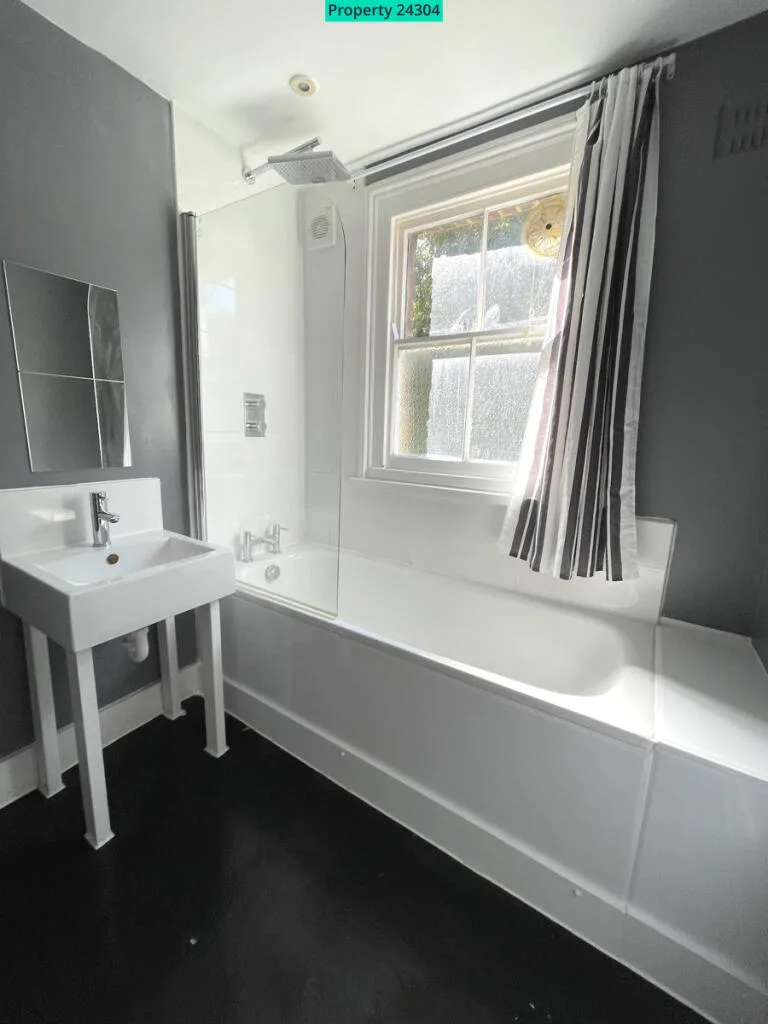 5 bedroom semi-detached house for rent