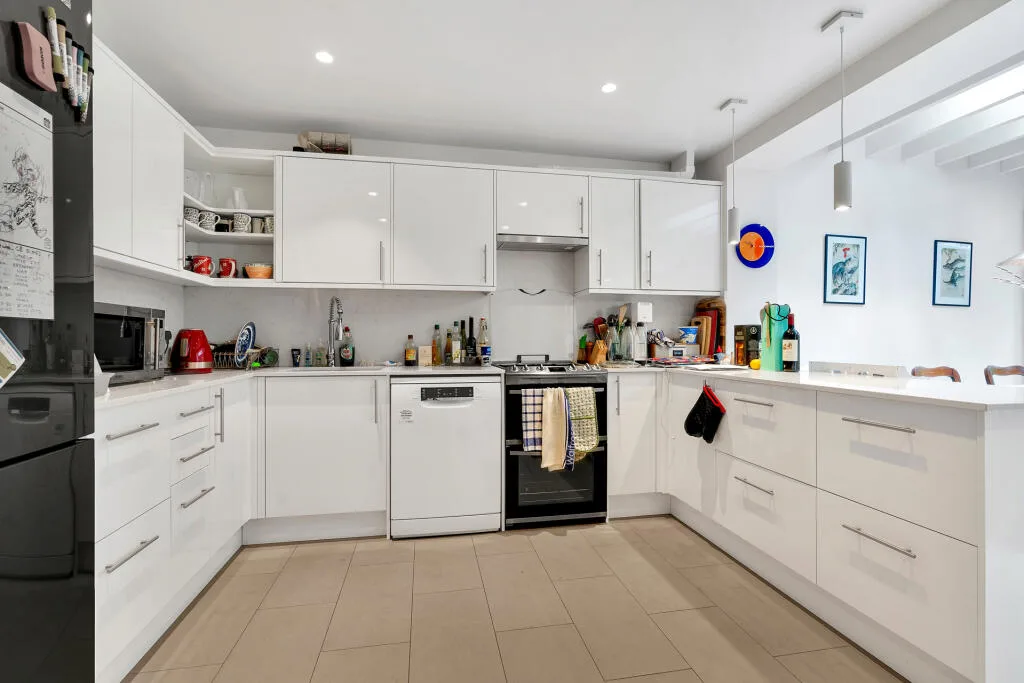 3 bedroom semi-detached house for rent