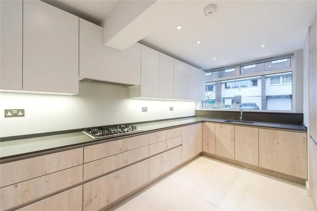 4 bedroom end of terrace house for rent