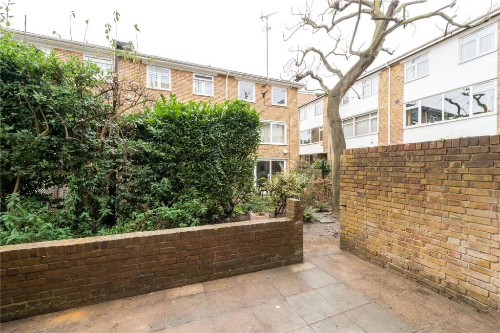 4 bedroom end of terrace house for rent