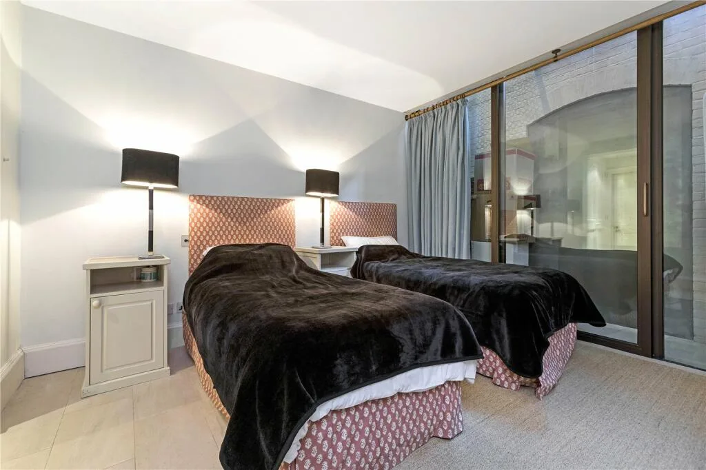 5 bedroom mews property for rent
