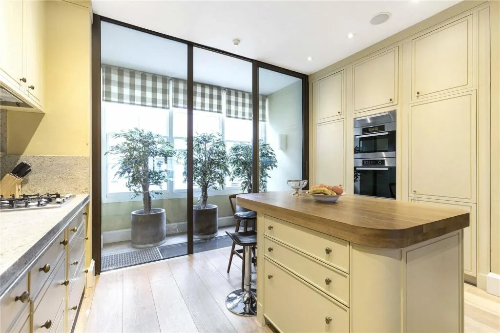 5 bedroom mews property for rent