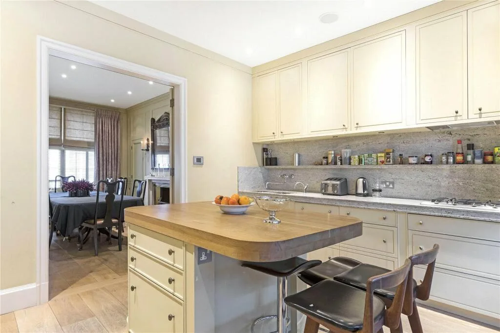 5 bedroom mews property for rent